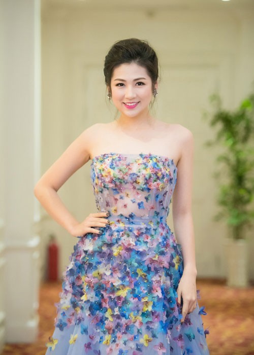 A hau Tu Anh xuat hien dep rang ro sau scandal-Hinh-2